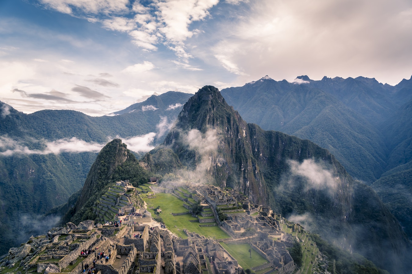 Vue sur le Machu Picchu et une ancienne cité inca au Pérou