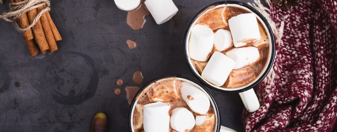 Un chocolat chaud avec des chamallow et un plaid douillet pour son coin cocooning