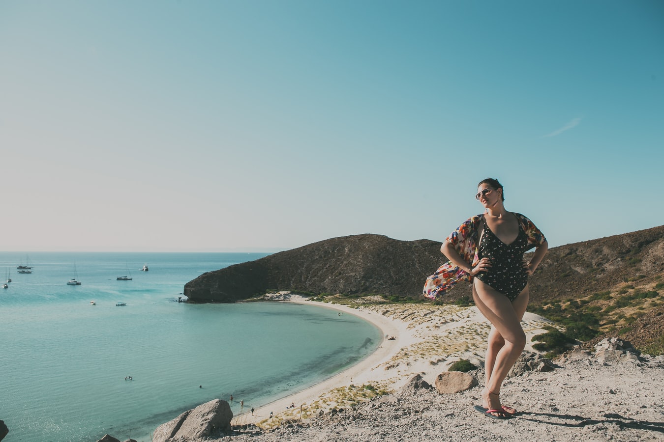 Jeune femme ronde en maillot de bain sur la plage qui aime son corps