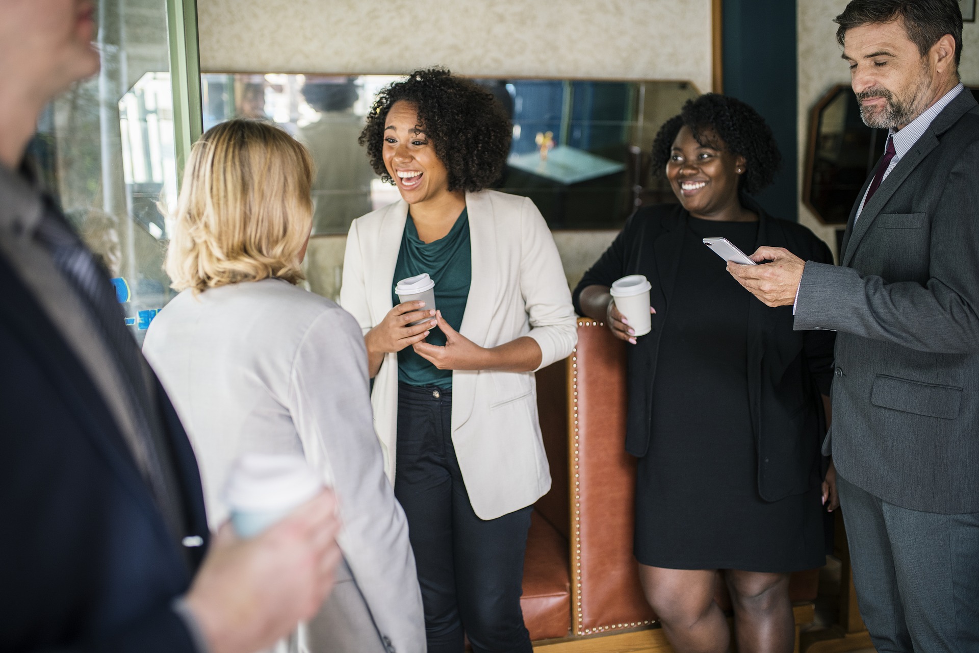 Groupe de plusieurs salariés qui discutent enesmble lorss d'une pause café