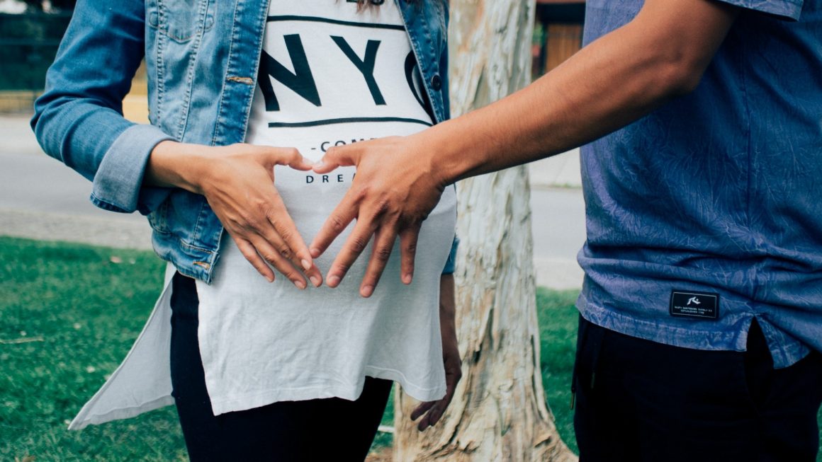 futurs parents qui touchent le ventre de la maman