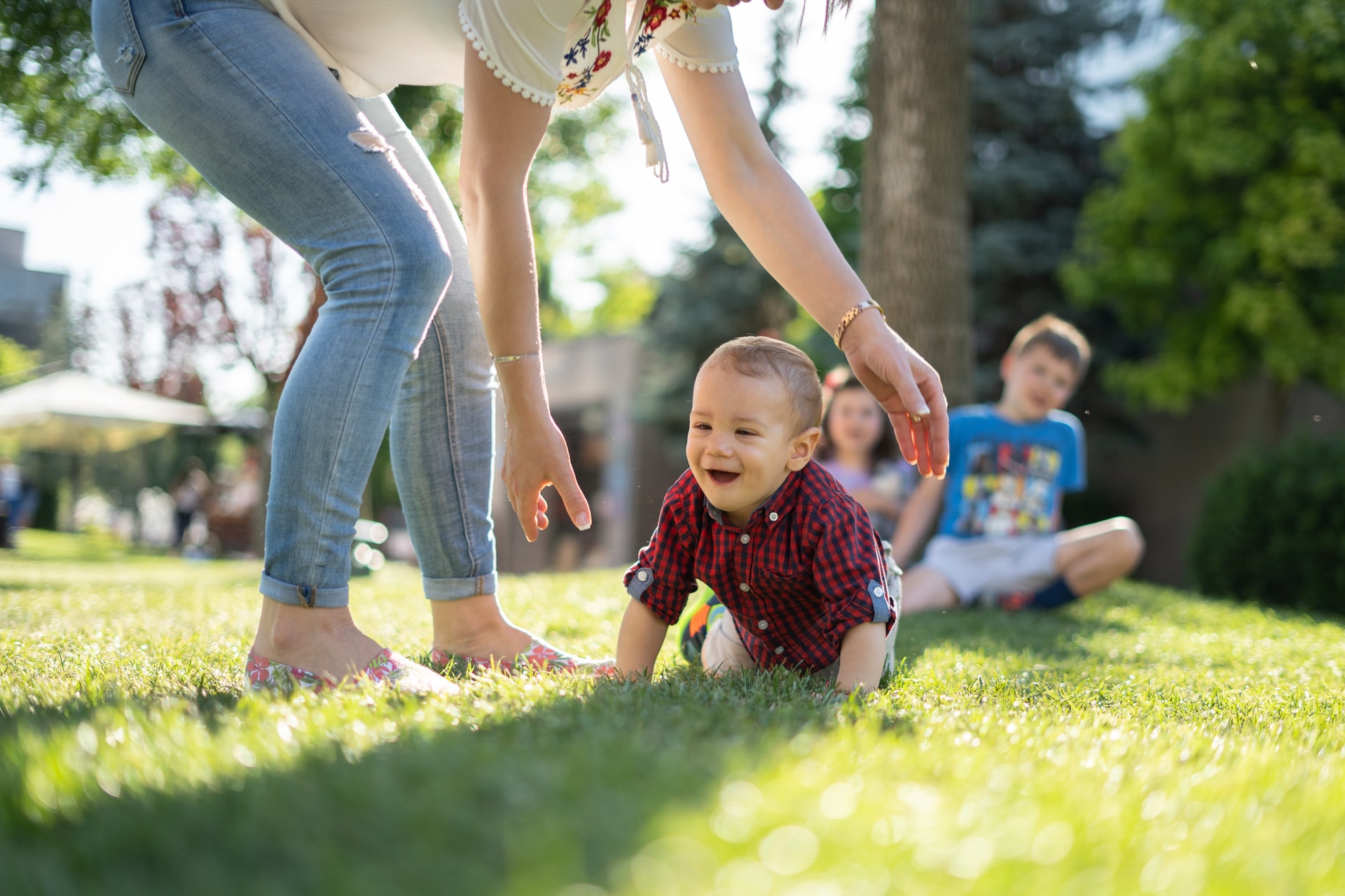 parents jouant dans le jardin avec leurs enfants